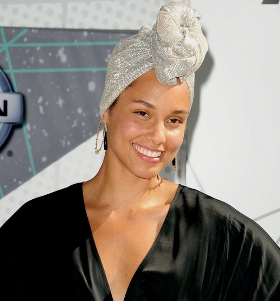 A bare-faced Alicia Keys at the 2016 BET awards