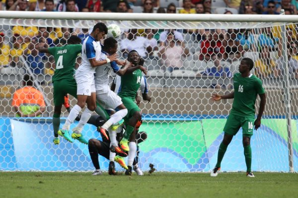 Honduras' Marcelo Pereira, second left, scores his side's 2nd goal during the bronze medal match of the men's Olympic football tournament between Honduras and Nigeria at Mineirao stadium in Belo Horizonte, Brazil, Saturday Aug. 20, 2016. (AP Photo/Eugenio Savio)