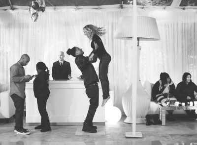 jay z lifts bey