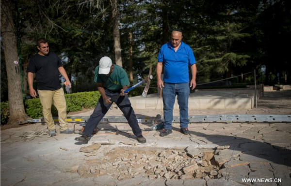 Workers preparing the burial ground for Shimon Peres at Mount Herzl cemetery in Jerusalem.
