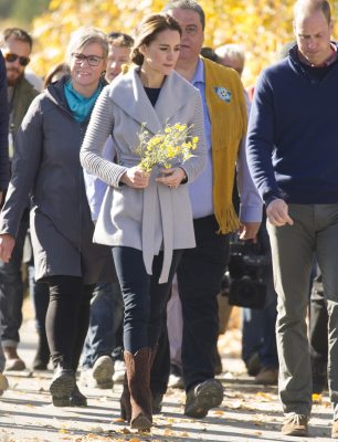 She was stunning in this cream-coloured sweater by Canadian designer, Sentaler
