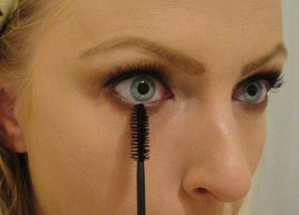 Applying mascara to lower lashes