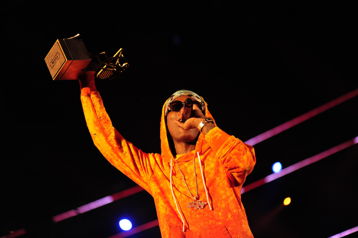 Wizkid receives award for artiste of the year