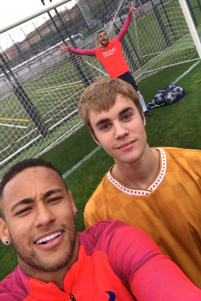 Beiber pops in on FC Barcelona training session!!! Credit: FCB