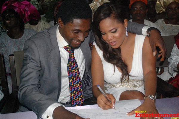Toyin Aimakhu and Adeniyi signing their marriage certificate