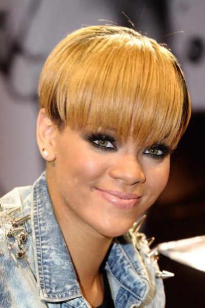 Rihanna in blonde mushroom cut
