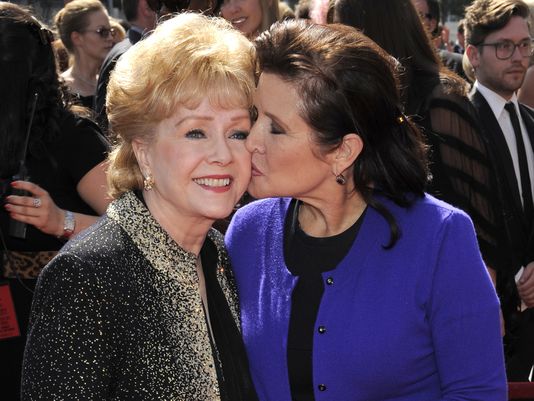 Debbie-Reynolds gets a kiss from her daughter, Carrie Fisher