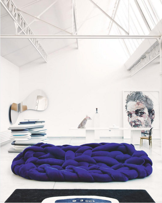 She captioned; Almost 120 meters of blue bright velvet for your pleasure #boa #sofa