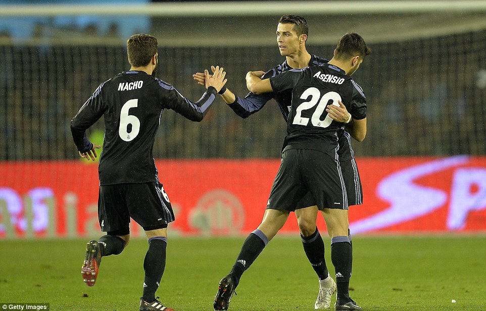 Cristiano Ronaldo celebrate goal with Teammates