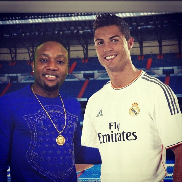 Okay we’re not saying didn’t take the photo with CR7, but do you see their hand? It’s like they inserted their hands into each other.