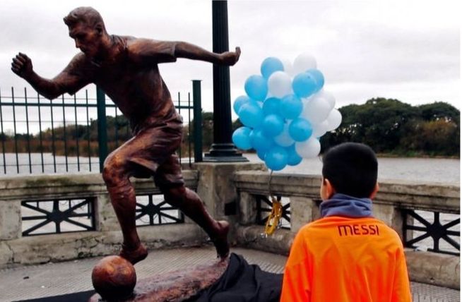 Lionel Messi statue
