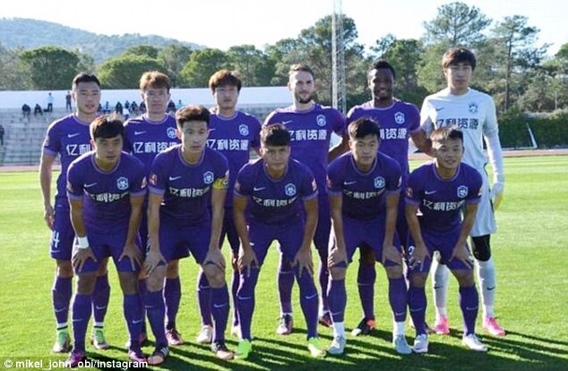 Mikel Obi pose with his Tianjin TEDA teammates.