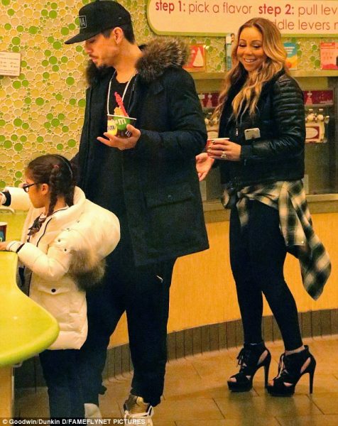 Tanaka helping Mariah Carey's daughter Monroe to some toppings