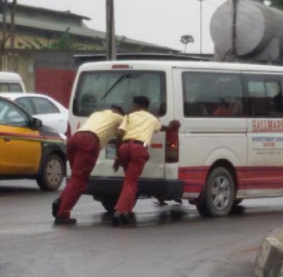 lastma-pushing-car