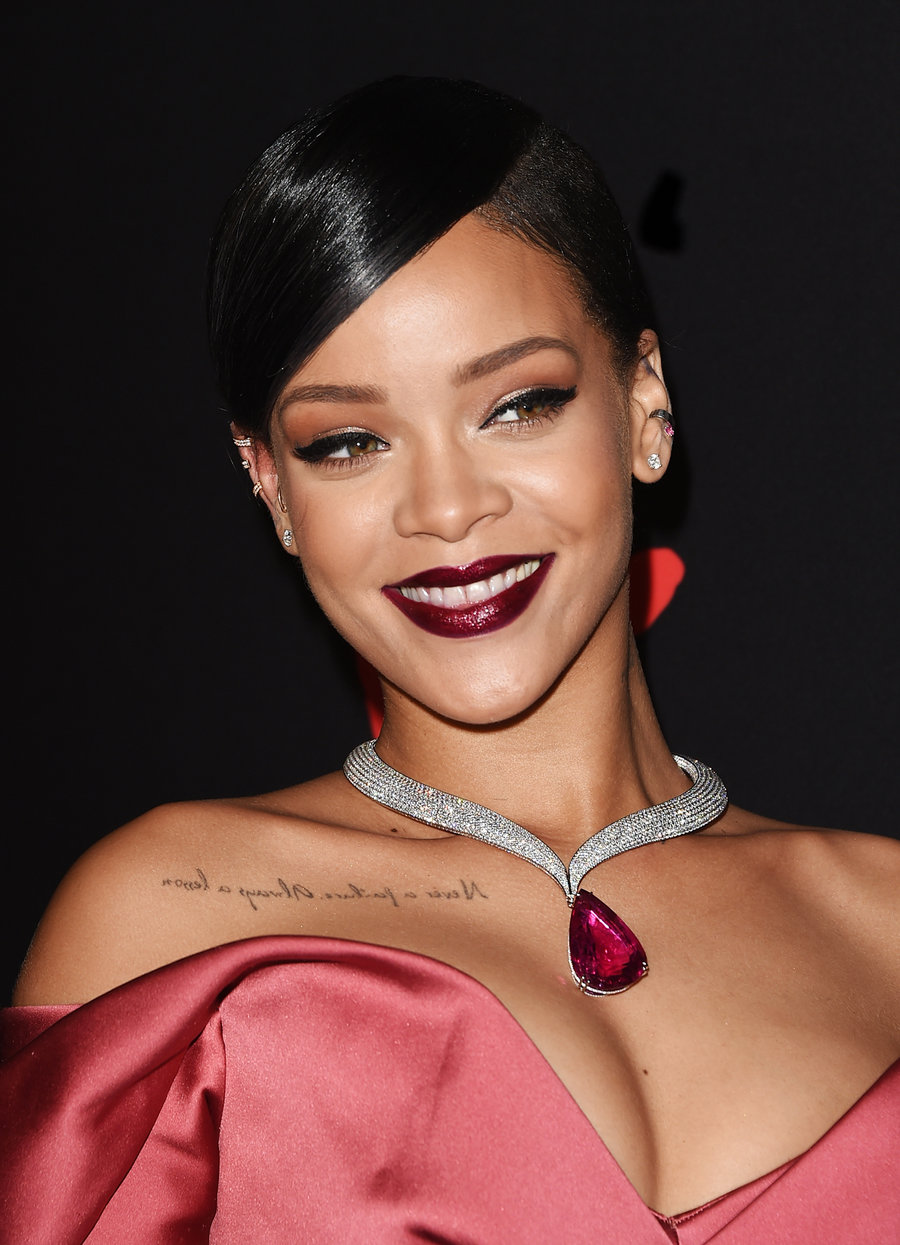 She donned a pear-shaped diamond and platnium necklace to the fittingly named ‘Diamond Ball’.
