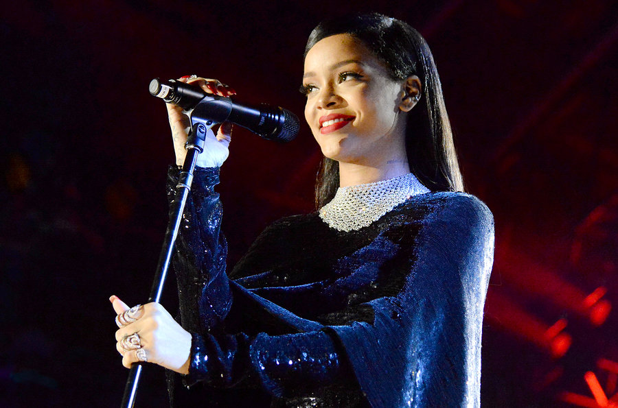 While performing on The National Mall in 2014, Rihanna wore a diamond and white gold choker that was said to have stolen the show.