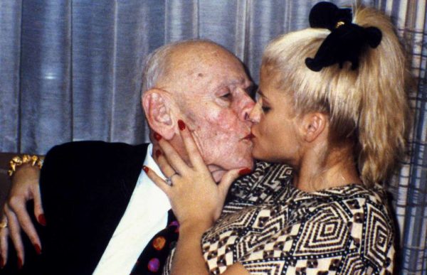 Howard and Nicole Smith sharing a kiss.
